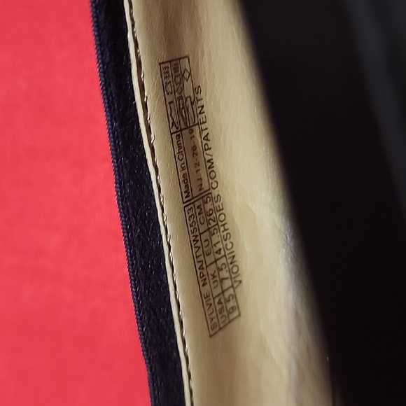 Vionic Women's Classic Black Pointed Flats - Picture 11 of 12